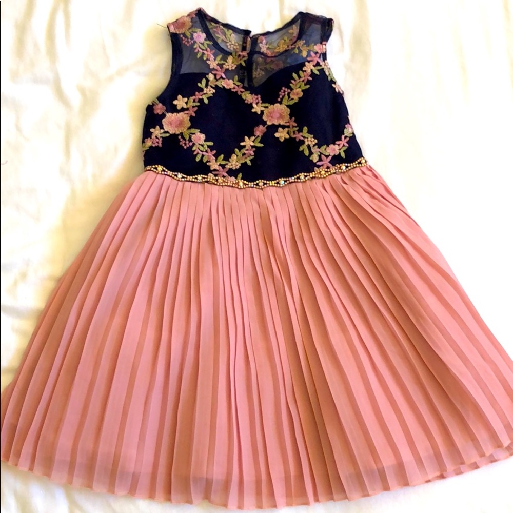 Stunning girl’s embroidered dress!